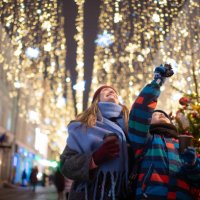 mutter und sohn auf einem weihnachtsmarkt - travel stock-fotos und bilder