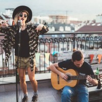 muziek band presteert op het dak party - concert stockfoto's en -beelden