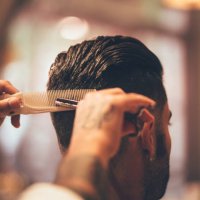 nahaufnahme der friseur die hände des mannes haarsträhne schneiden - hairstyle stock-fotos und bilder