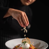 nahaufnahme der köchin im restaurant schmückt das essen - food stock-fotos und bilder