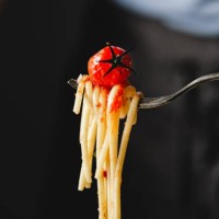 nahaufnahme des essens von frisch zubereiteten nudeln mit gabel. - food stock-fotos und bilder