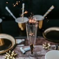 new years eve table with sparky lights - home decoration stockfoto's en -beelden