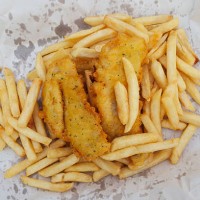 new zealand, fish and chips dish, traditionally served on parchment paper - junk food stockfoto's en -beelden