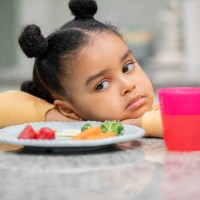 niña molesta se niega a comer comida saludable porque es quisquillosa con la comida - food fotografías e imágenes de stock