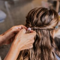 niña retorciéndose el pelo por su abuela en el salón de su casa - hairstyle fotografías e imágenes de stock