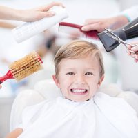 niño hairdressing en el salón - hairstyle fotografías e imágenes de stock