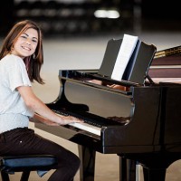 niedlich junges mädchen spielt klavier - concert stock-fotos und bilder