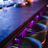 nightclub bar counter with blue and purple neon light - home decoration stockfoto's en -beelden