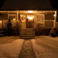 nighttime exterior of quaint house decorated for christmas - garden decoration stock pictures, royalty-free photos & images
