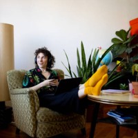 non-binary person listening to music while working on laptop at home - fashion photos et images de collection