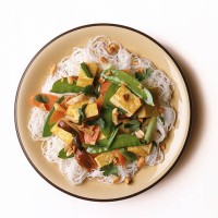 noodles with tofu and vegetables - food stock pictures, royalty-free photos & images