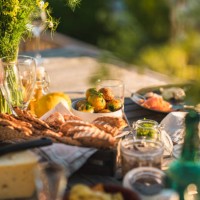 nourriture traditionnelle suédoise de milieu d’été - garden decoration photos et images de collection