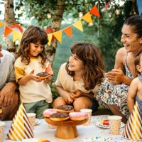 nous sommes une famille heureuse ! - garden decoration photos et images de collection