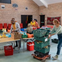 ocupado en el banco de alimentos - food fotografías e imágenes de stock