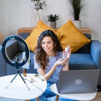 online beauty influencer presenting products - fashion stock pictures, royalty-free photos & images
