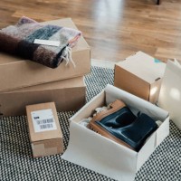 online shopping makes life easier - unboxing online purchase - fashion stock-fotos und bilder