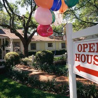 open house sign in front of house, balloons attached - garden decoration stockfoto's en -beelden