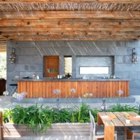 outdoor-entspannung im luxuriösen stil - garden decoration stock-fotos und bilder