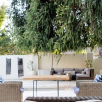 outdoor table and chairs by swimming pool luxury african home - home decoration stock pictures, royalty-free photos & images