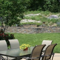 outside dining - garden decoration stockfoto's en -beelden