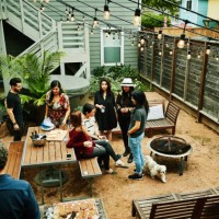overhead view of group of friends hanging out in backyard preparing for barbecue - garden decoration photos et images de collection