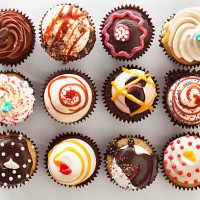 overhead view of tray with cupcakes - food stockfoto's en -beelden