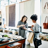 owner processing credit card with digital tablet - fashion stock pictures, royalty-free photos & images