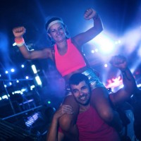 paar, das spaß beim musikfestival / konzert hat - concert stock-fotos und bilder