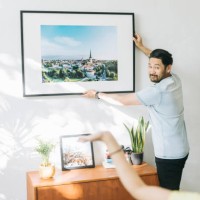 paar dat nieuw beeld aan hun loft hangt - home decoration stockfoto's en -beelden