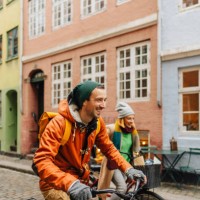 paar genießt die stadtfahrt - travel stock-fotos und bilder