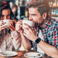 paar ontspannen in een cafe - coffee stockfoto's en -beelden