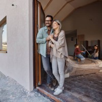 padres felices disfrutando en la puerta de su nuevo hogar. - home decoration fotografías e imágenes de stock