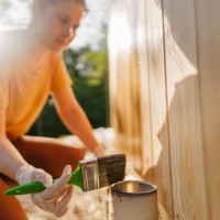 painting a garden house - home decoration stockfoto's en -beelden