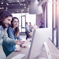 paire de créateurs de mode discutant d’idées dans un environnement de studio de design - fashion photos et images de collection