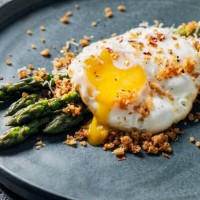 pan fried asparagus with fried egg and panko gremolata - food stock pictures, royalty-free photos & images