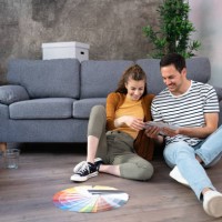 pareja eligiendo pintura, de muestra de color de pintura en su nuevo apartamento - home decoration fotografías e imágenes de stock