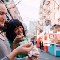 pareja transgénero comiendo un helado en nueva york little italy - food fotografías e imágenes de stock