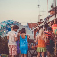 party auf dem dach - garden decoration stock-fotos und bilder