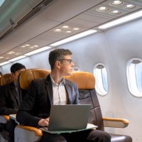 passagiere sitzen im verkehrsflugzeug. - travel stock-fotos und bilder