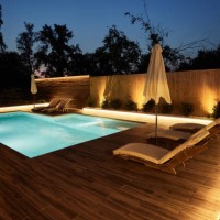 patio de luxe avec piscine la nuit. - garden decoration photos et images de collection