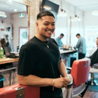 peluquería de estilo inglés acción - hairstyle fotografías e imágenes de stock