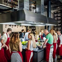 people in a cooking class enjoying their time - food stockfoto's en -beelden