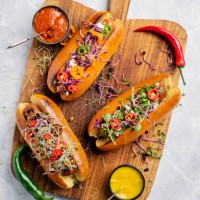 perritos calientes vegetarianos en rollos de brioche con encurtidos, cebolla y delicias. - food fotografías e imágenes de stock