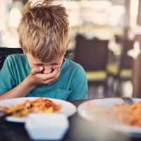 petit garçon va pour être malade au restaurant - food photos et images de collection