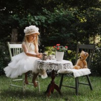 petite fille ayant un goûter dans un jardin - garden decoration photos et images de collection