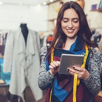 petites affaires avec tablette numérique de propriétaire - fashion photos et images de collection