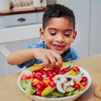photo d’un petit garçon mangeant des légumes - food photos et images de collection