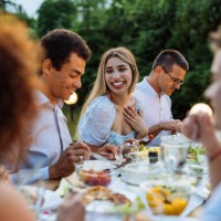 photo grand angle de personnes dînant à l’extérieur en été. grand groupe d’amis et de famille mangeant dans un joli jardin - garden decoration photos et images de collection