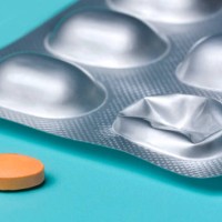 pill and blister pack - junk food stock-fotos und bilder
