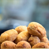 plate of croquettes on the bar of a bar to take as appetizer. - junk food stock-fotos und bilder